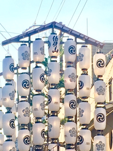 祇園祭の伯牙山のモノトーンカラーの提灯