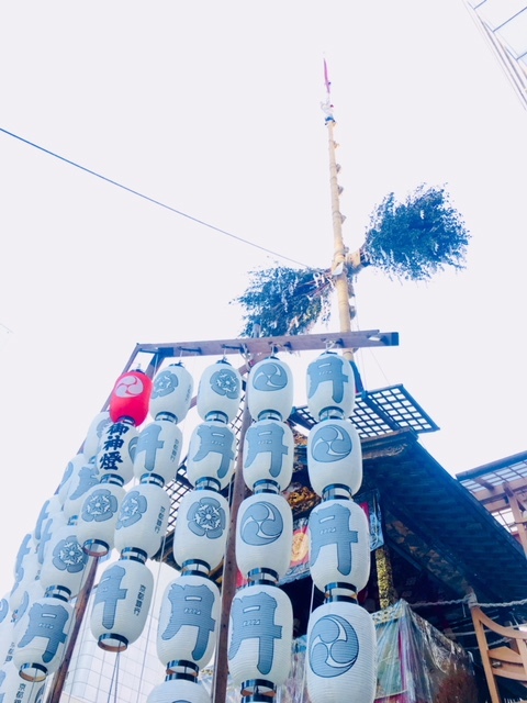 祇園祭の月鉾の月の文字がデザインされた提灯