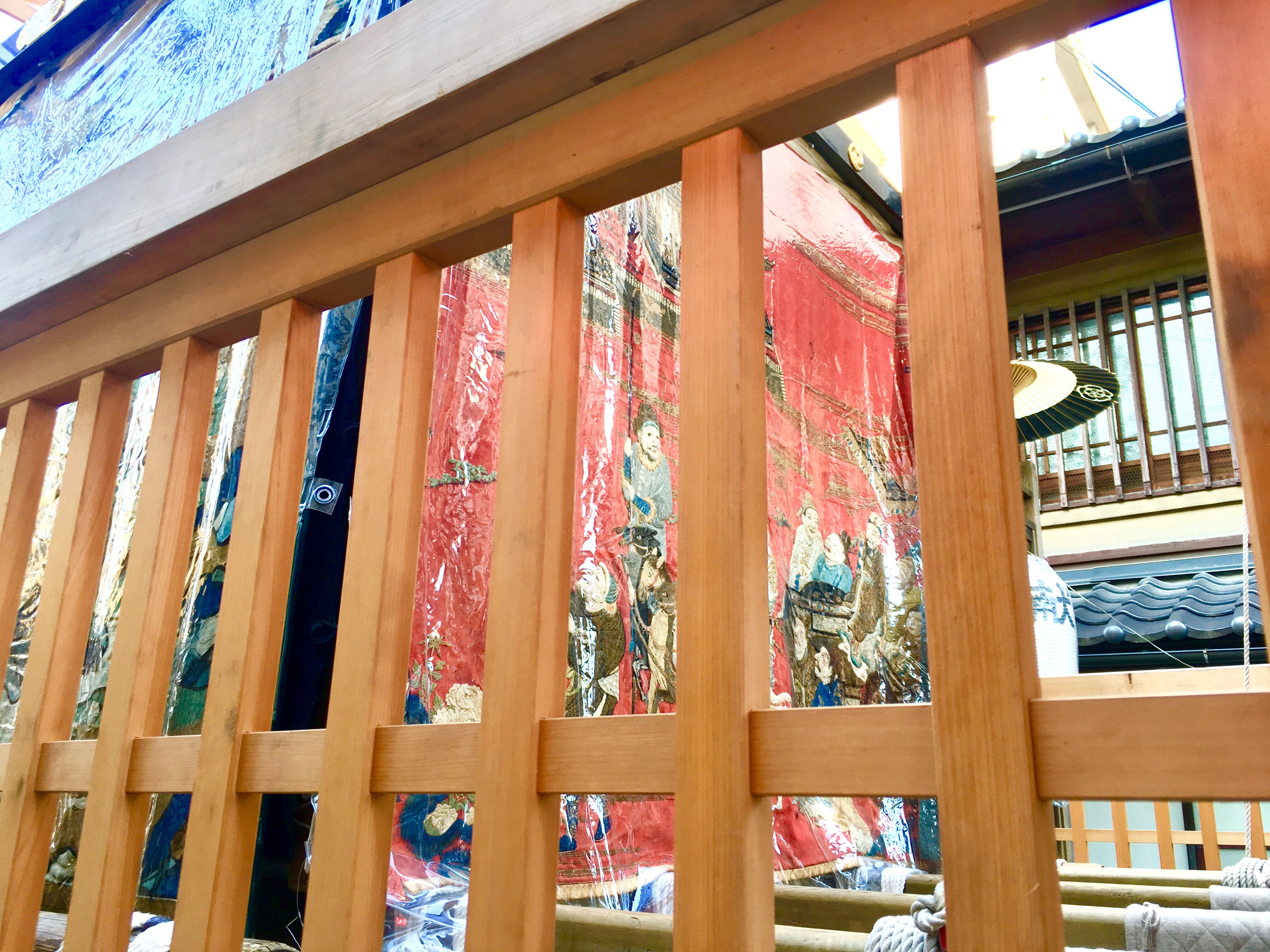 祇園祭の太子山の装飾を柵のすき間から見た写真